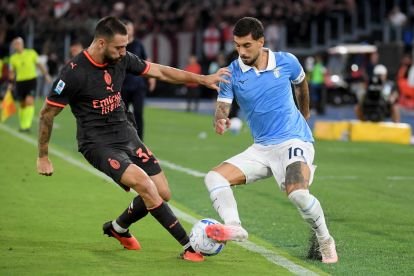 ROMA, ITALIA - 12 DE SEPTIEMBRE: Mattia Zaccagni de SS Lazio compite por el balón con Mario Gila del AC Milan durante el partido Serie A entre SS Lazio y AC Milan en el Stadio Olimpico el 12 de septiembre de 2026 en Roma, Italia.