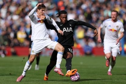 LEEDS, INGLATERRA - 4 DE OCTUBRE: Destiny Udogie de Tottenham Hotspur es desafiado por Brenden Aaronson de Leeds United durante el partido de la Premier League entre Leeds United y Tottenham Hotspur en Elland Road el 4 de octubre de 2025 en Leeds, Inglaterra. (Foto de Stu Forster/Getty Images)