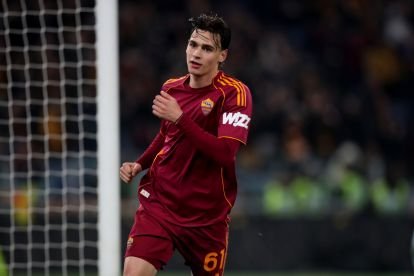 ROMA, ITALIA - 22 DE FEBRERO: Niccolo Pisilli de AS Roma celebra después de marcar el tercer gol del equipo durante el partido de Serie A entre AS Roma y US Cremonese en el Stadio Olimpico el 22 de febrero de 2026 en Roma, Italia. (Foto de Paolo Bruno/Getty Images)