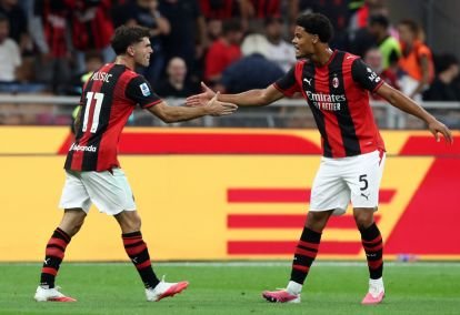 ITALIA - 20 DE SEPTIEMBRE: Christian Pulisic del AC Milan celebra marcar el primer gol de su equipo con su compañero Koni De Winter durante el partido de Serie A entre el AC Milan y US Lecce en el Stadio Giuseppe Meazza el 20 de septiembre de 2026 en Italia. (Foto de Marco Luzzani/Getty Images)