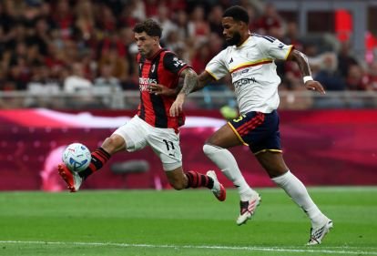 ITALIA - 20 DE SEPTIEMBRE: Christian Pulisic del AC Milan corre con el balón bajo la presión de Jamil Siebert de US Lecce durante el partido de Serie A entre el AC Milan y US Lecce en el Stadio Giuseppe Meazza el 20 de septiembre de 2026 en Italia. (Foto de Marco Luzzani/Getty Images)