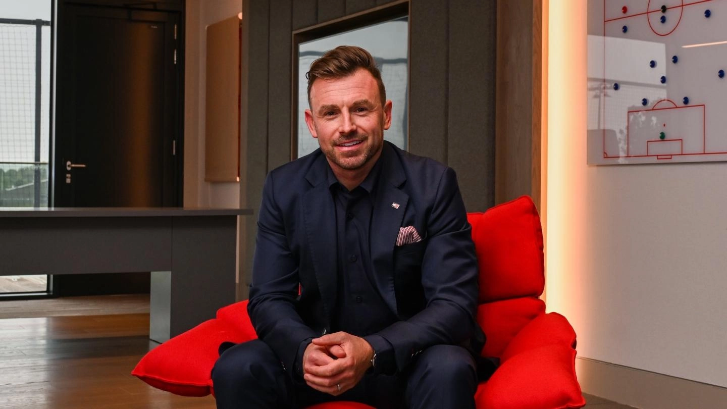 Julian Ward en la imagen del anuncio de su regreso a la dirección deportiva del Liverpool