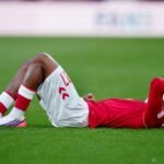 Patrick Dorgu en el suelo durante el partido entre Dinamarca y Gales