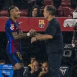Raphinha saluda a Hansi Flick junto al banquillo del Barcelona