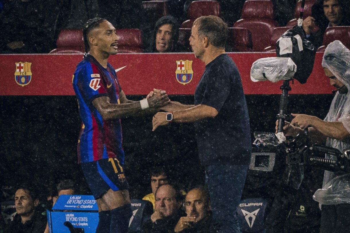 Raphinha saluda a Hansi Flick junto al banquillo del Barcelona