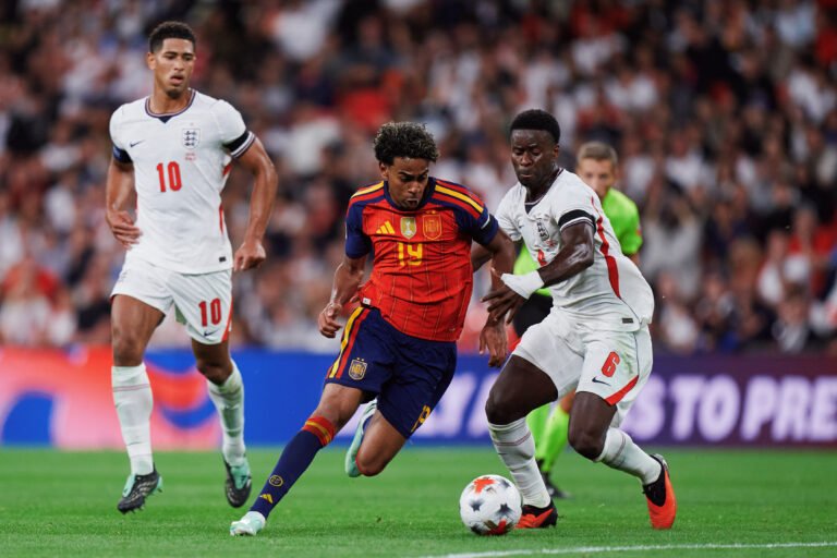 Un jugador de España avanza con el balón frente a un defensor de Inglaterra en Wembley.