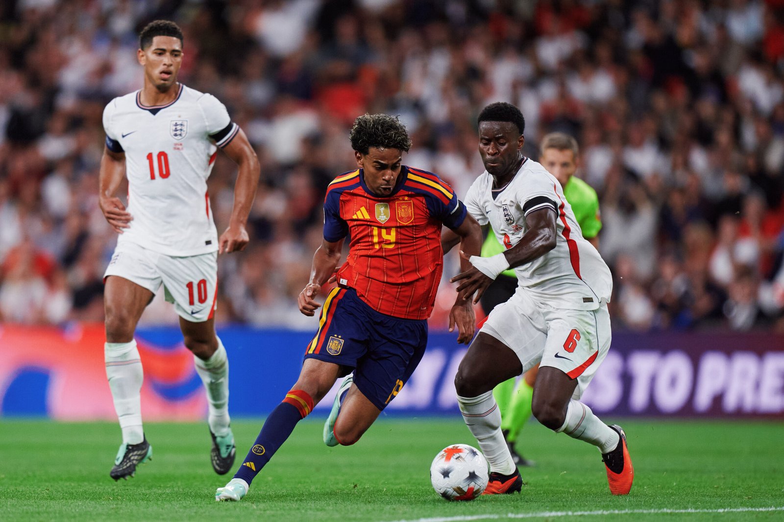 Un jugador de España avanza con el balón frente a un defensor de Inglaterra en Wembley.