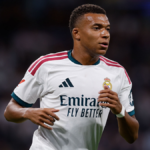 Kylian Mbappé con la camiseta del Real Madrid