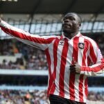 Brian Brobbey celebra un gol del Sunderland ante el Manchester City.