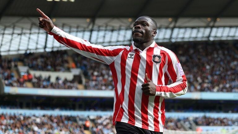 Brian Brobbey celebra un gol del Sunderland ante el Manchester City.