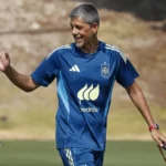 David Aznar gesticula en un campo de entrenamiento con ropa de la selección española