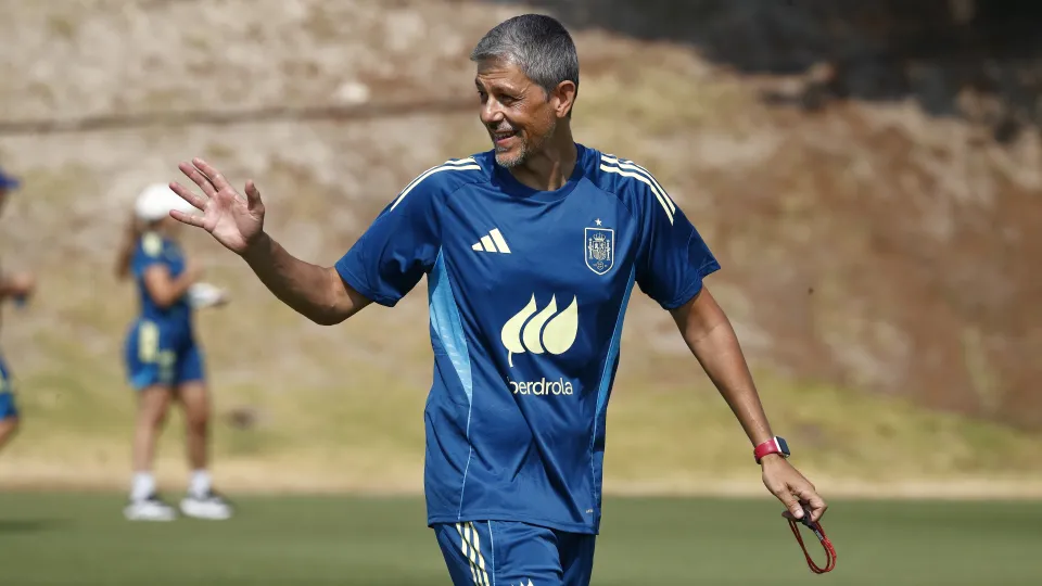 David Aznar gesticula en un campo de entrenamiento con ropa de la selección española