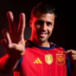 Futbolista de la selección española señala las dos estrellas sobre el escudo de la nueva camiseta