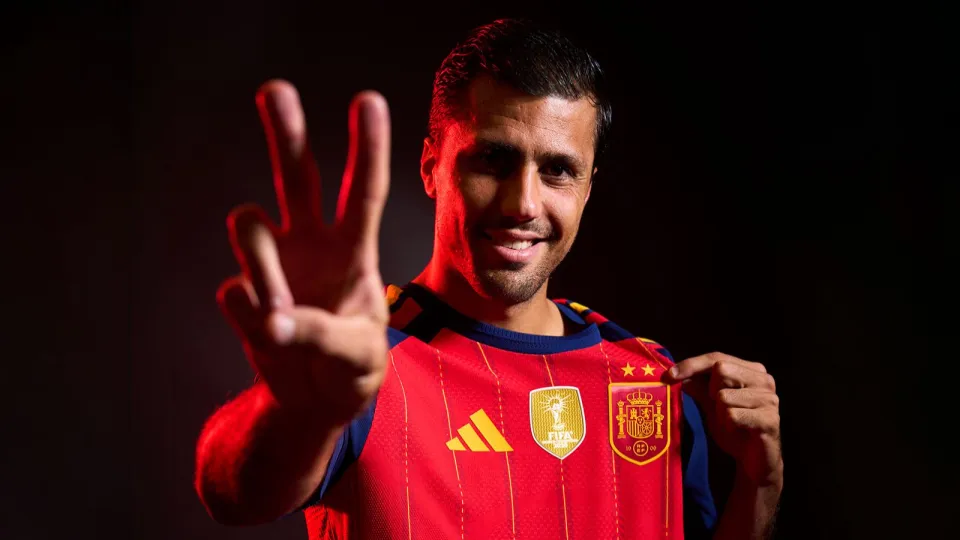 Futbolista de la selección española señala las dos estrellas sobre el escudo de la nueva camiseta