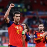 Futbolista de España con el dorsal 16 alza el puño durante el partido ante Inglaterra