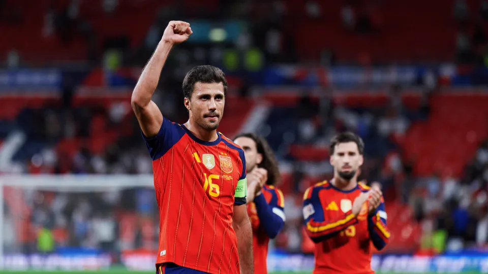 Futbolista de España con el dorsal 16 alza el puño durante el partido ante Inglaterra