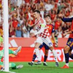 Un jugador de España con el dorsal 2 junto a la portería durante el partido ante Croacia