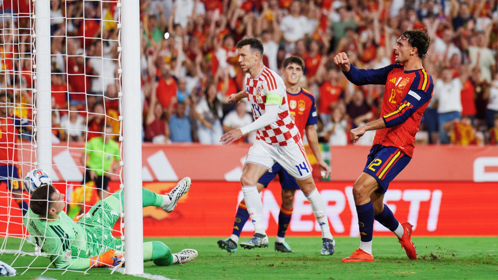 Un jugador de España con el dorsal 2 junto a la portería durante el partido ante Croacia