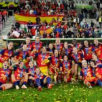 Las jugadoras de España posan con el trofeo y sus medallas sobre el césped
