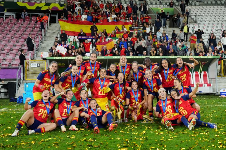 Las jugadoras de España posan con el trofeo y sus medallas sobre el césped