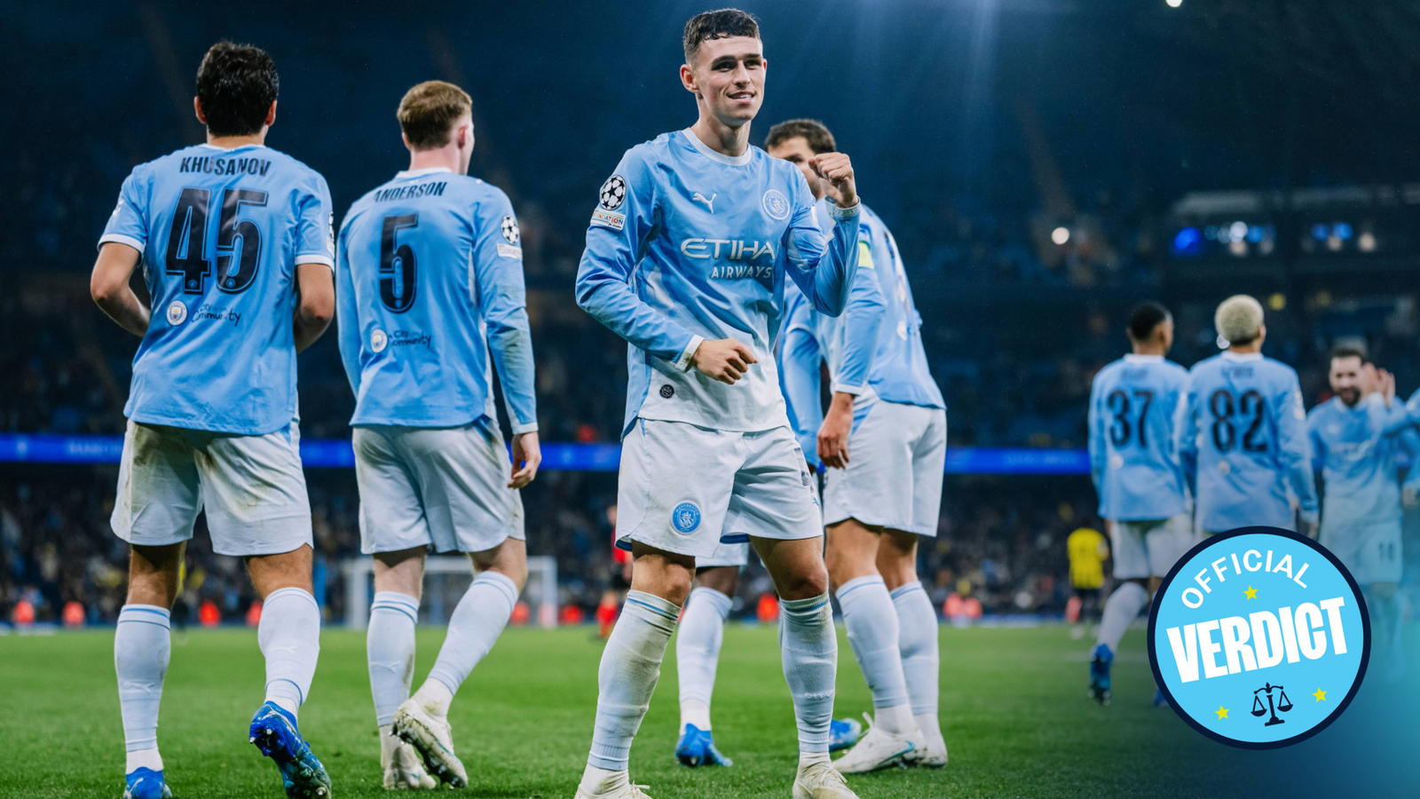Jugadores del Manchester City celebran un gol durante el partido ante el AEK Atenas.