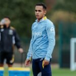 Fábio Carvalho, con ropa de entrenamiento del Brentford, sobre un campo
