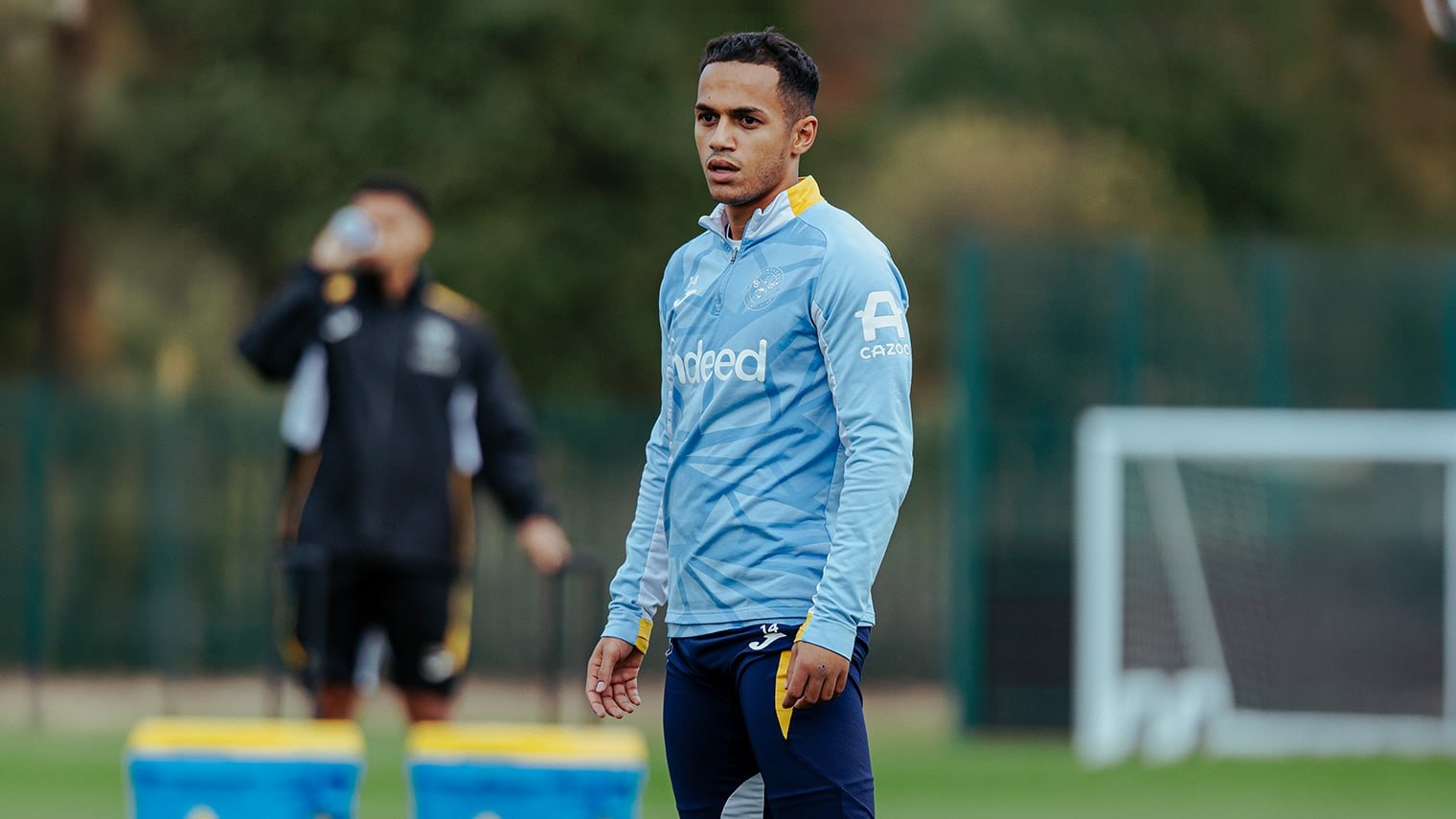 Fábio Carvalho, con ropa de entrenamiento del Brentford, sobre un campo