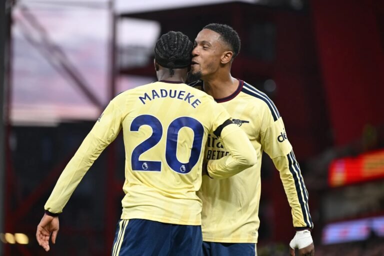 Noni Madueke junto a un compañero del Arsenal en el City Ground