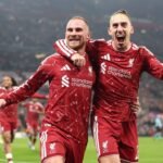 Alexis Mac Allister abraza a Kostas Tsimikas durante el partido del Liverpool contra el Villarreal