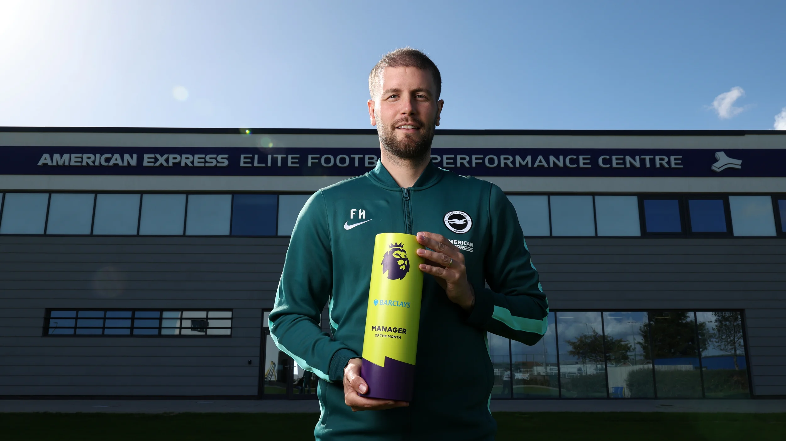 Fabian Hürzeler en la fotografía de la noticia del Brighton sobre su premio al entrenador del mes