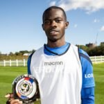 Tyrick Mitchell sostiene el trofeo de jugador del mes del Crystal Palace sobre el césped