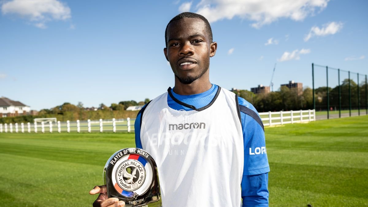 Tyrick Mitchell sostiene el trofeo de jugador del mes del Crystal Palace sobre el césped