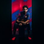 Xavi Espart posa sentado con la camiseta del FC Barcelona