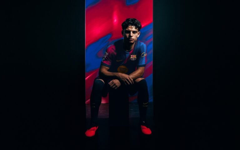 Xavi Espart posa sentado con la camiseta del FC Barcelona