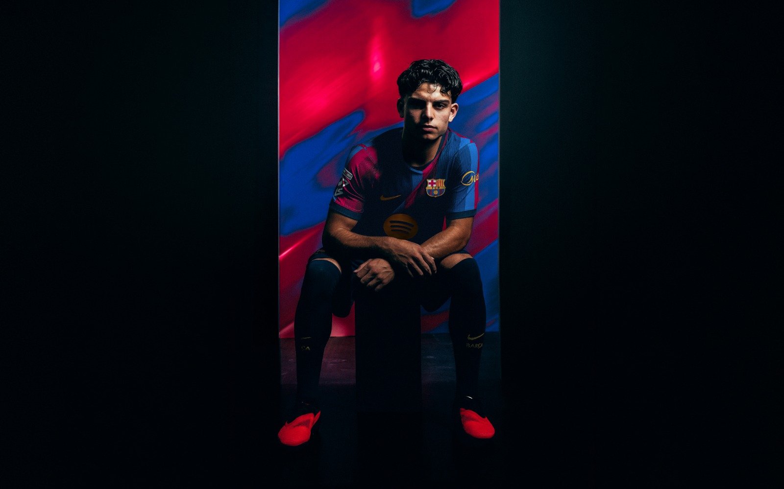 Xavi Espart posa sentado con la camiseta del FC Barcelona