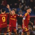 Castro y Lulli, con los dorsales 9 y 77 de la Roma, se saludan durante el partido ante el Genoa.