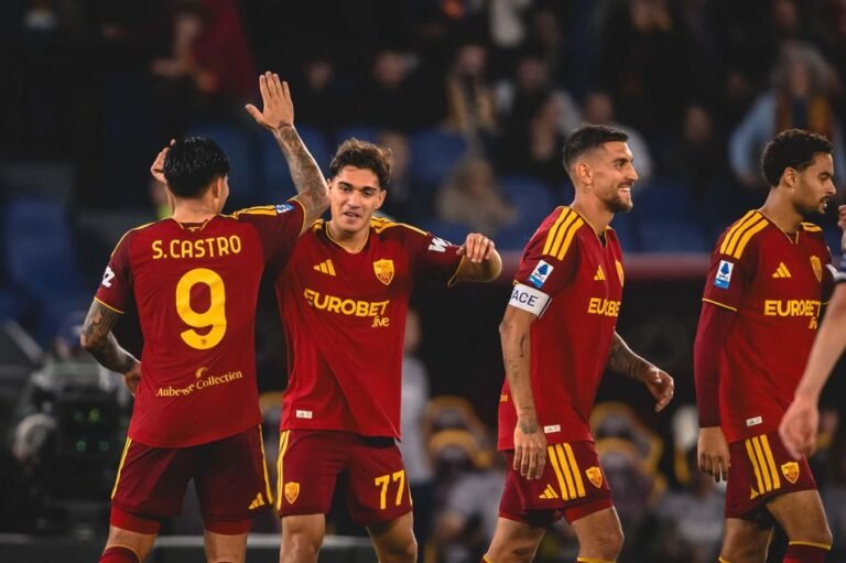 Castro y Lulli, con los dorsales 9 y 77 de la Roma, se saludan durante el partido ante el Genoa.