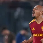 Donyell Malen, con la camiseta de la Roma, gesticula durante un partido