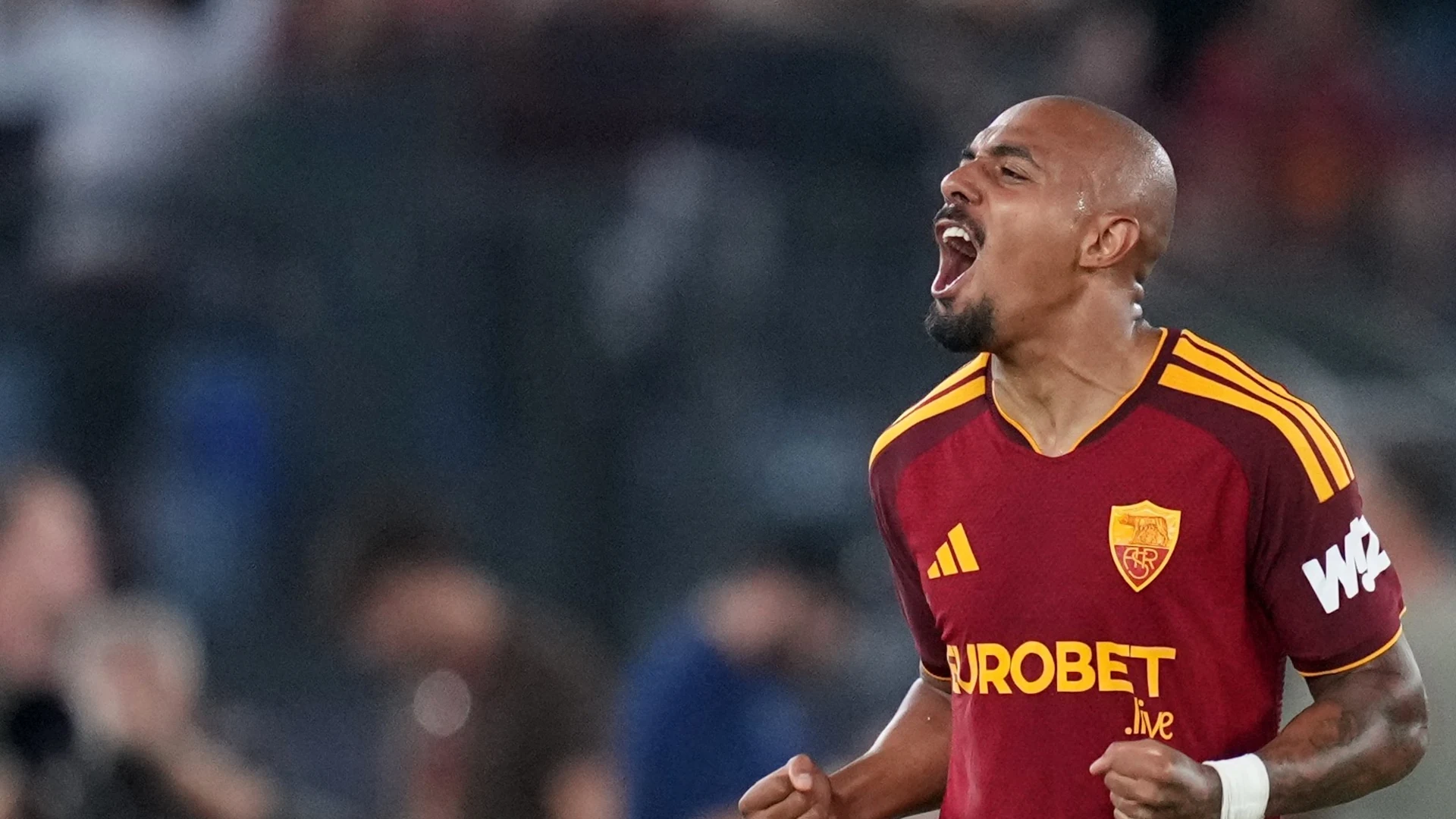 Donyell Malen, con la camiseta de la Roma, gesticula durante un partido