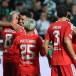 Jugadores del Benfica celebran su tercer gol ante el Omonia