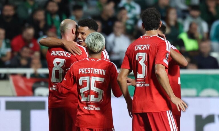 Jugadores del Benfica celebran su tercer gol ante el Omonia