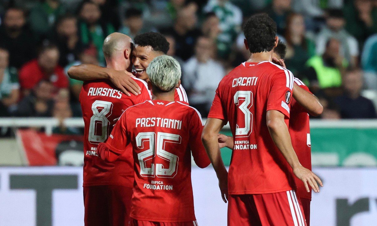 Jugadores del Benfica celebran su tercer gol ante el Omonia