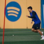 Futbolista del Barça durante un ejercicio de entrenamiento entre postes.