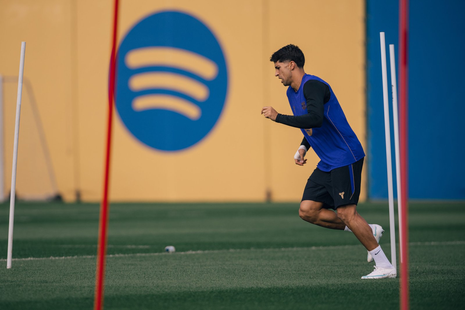 Futbolista del Barça durante un ejercicio de entrenamiento entre postes.