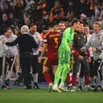 Jugadores y cuerpo técnico de la Roma reunidos junto al campo ante la grada