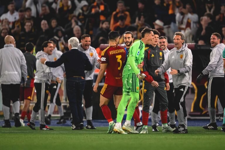 Jugadores y cuerpo técnico de la Roma reunidos junto al campo ante la grada