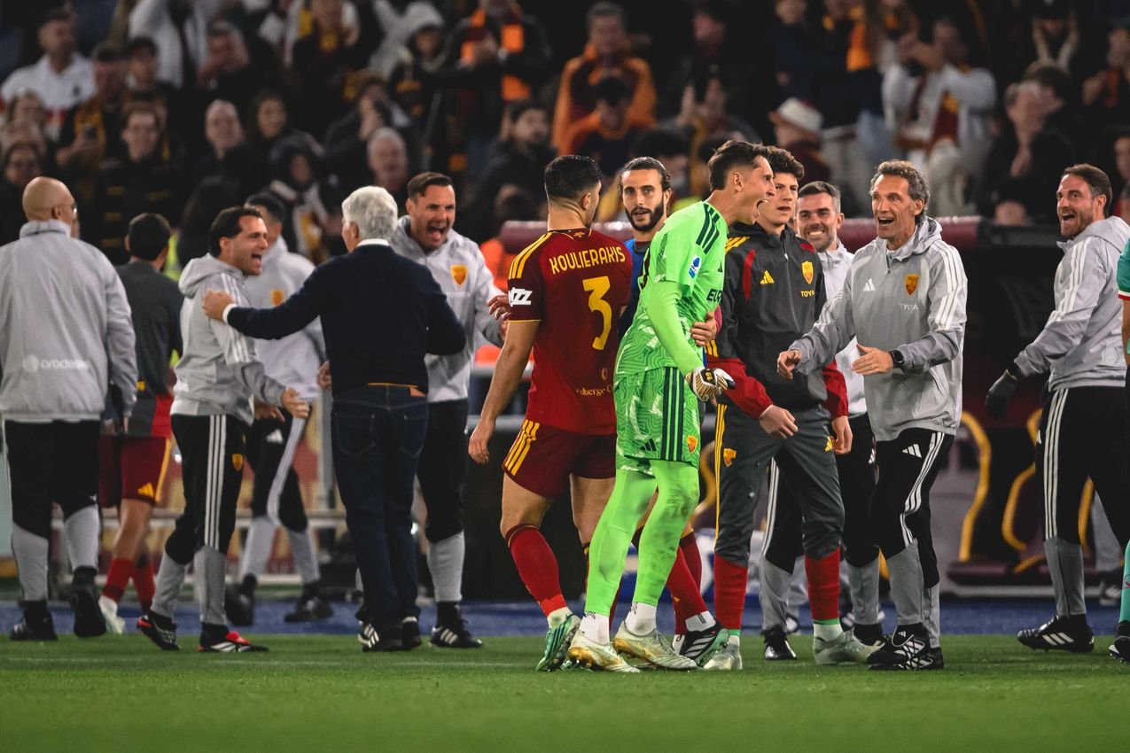 Jugadores y cuerpo técnico de la Roma reunidos junto al campo ante la grada