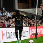 Dos jugadores de la Juventus junto al balón cerca de una portería