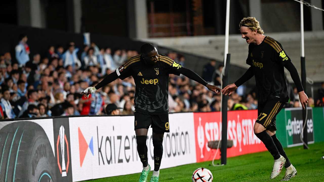 Dos jugadores de la Juventus junto al balón cerca de una portería