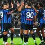 Jugadores del Atalanta reunidos sobre el césped durante el partido ante el Venezia